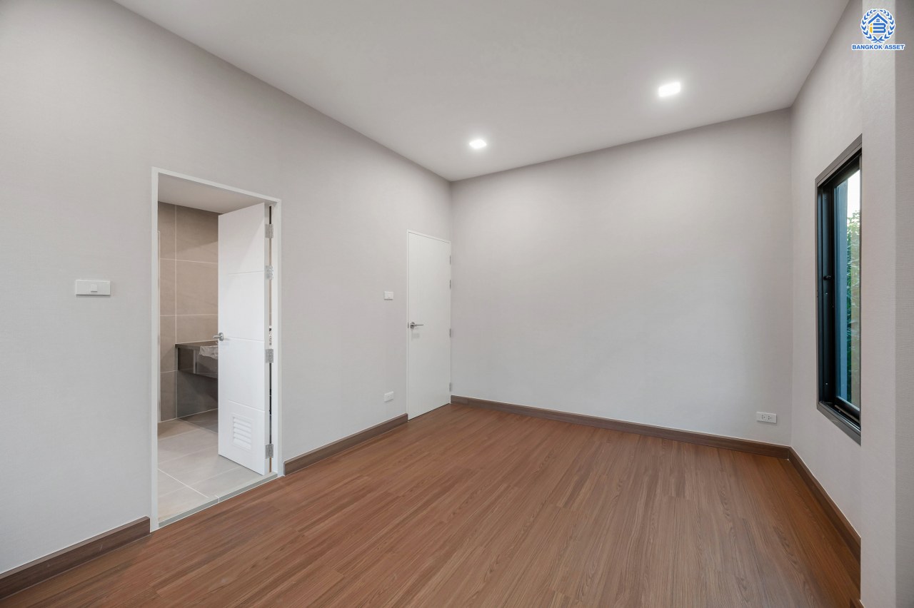 บ้านมือสองตกแต่งใหม่ หลังใหญ่พิเศษ โครงการ ชวนชื่นกรีนวิลล์ พุทธมณฑลสาย2 เนื้อที่ 108 ตร.ว. พื้นที่ใช้สอย 250 ตร.ม. ภายในตกแต่งหรูหรา บรรยากาศเป็นส่วนตัว พร้อมมีสระว่ายน้ำในตัว มาพร้อมฟังก์ชันจัดเต็ม 4 ห้องนอน 4 ห้องน้ำ 1 ห้องแม่บ้าน จอดรถได้ 2 คัน บนทำเลศักยภาพ เข้า-ออกได้ทั้ง ถ.พุทธมณฑลสาย2 และ ถ.กาญจนาภิเษก ใกล้ทางคู่ขนานลอยฟ้าบรมราชชนนี, เซ็นทรัลปิ่นเกล้า และม.มหิดล